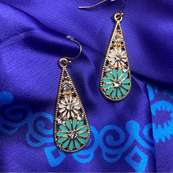 🌺Elegant Vintage Teardrop Earrings 🌺 - Picture 1 of 7